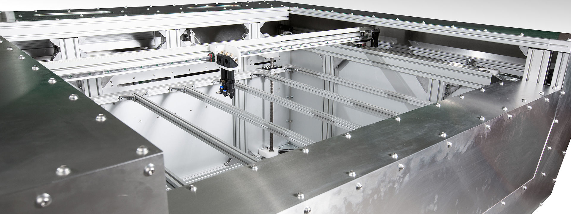 Großaufnahme eines metallfarbenen Lasercutters. Der sogenannte LaserDuo ist ein großer Lasercutter für präzise Schnitte in Holz und Acryl. 