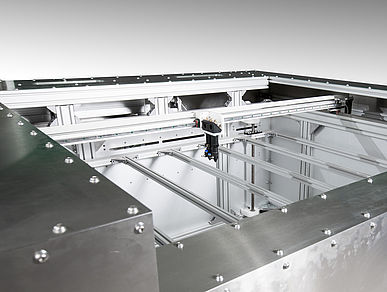 Großaufnahme eines metallfarbenen Lasercutters. Der sogenannte LaserDuo ist ein großer Lasercutter für präzise Schnitte in Holz und Acryl. 