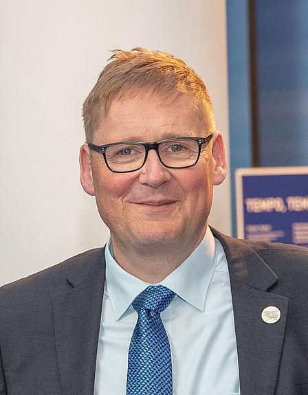 Auf dem Foto ist Joachim Breuninger, neuer Direktor des Deutschen Technikmuseums, zu sehen. Ein blonder Mann mit Brille lächelt in die Kamera.