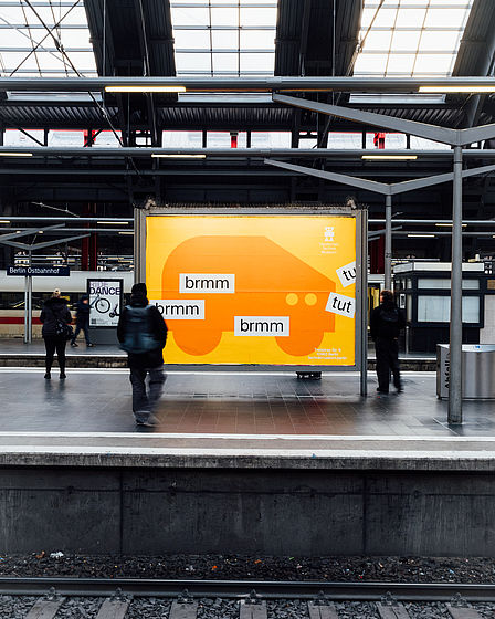 Plakat mit orangefarbenem Auto und den Worten "brrm" und "tut"