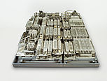 Tausende silbrig-graue, mechanische Schaltglieder sind das Herz des ersten Computers Zuse Z1. Sie sind in einen Metallrahmen montiert.