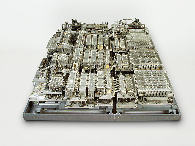 Tausende silbrig-graue, mechanische Schaltglieder sind das Herz des ersten Computers Zuse Z1. Sie sind in einen Metallrahmen montiert.