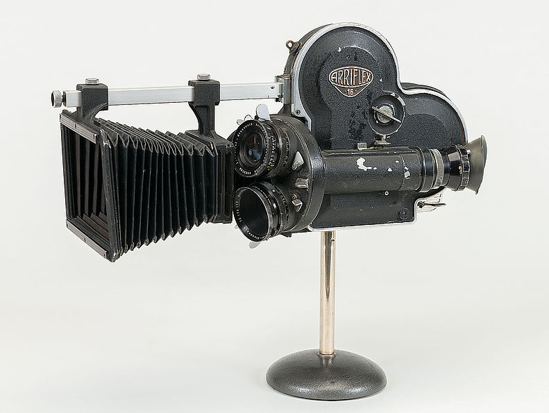 Die Kamera hat einen schwarzen Metallkörper. Am hinteren Teil befindet sich der Sucher, vorne sitzt ein Balgenobjektiv. Auf dem Filmmagazin ist in der Mittel der Arriflex-Schriftzug zu lesen. 
