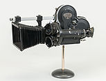 Die Kamera hat einen schwarzen Metallkörper. Am hinteren Teil befindet sich der Sucher, vorne sitzt ein Balgenobjektiv. Auf dem Filmmagazin ist in der Mittel der Arriflex-Schriftzug zu lesen. 