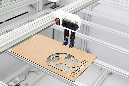Großaufnahme eines metallfarbenen Lasercutters. Der sogenannte LaserDuo ist ein großer Lasercutter für präzise Schnitte in Holz und Acryl. 