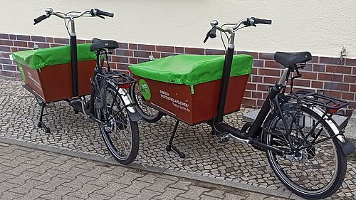 zwei Lastenräder