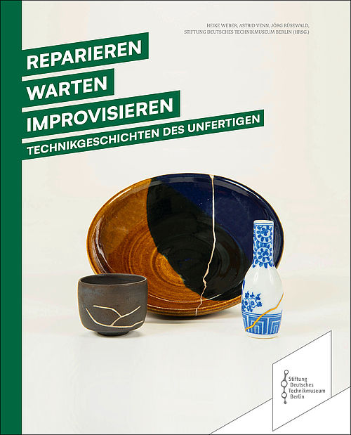 Das Buchcover der Publikation "Reparieren, Warten, Improvisieren" zeigt drei hinter- und nebeneinanderstehende japanisches Porzelan. Die Bruchstellen der reparierten Gefäße sind mit einem Goldlack übermalt.