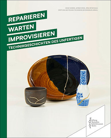 Das Buchcover der Publikation "Reparieren, Warten, Improvisieren" zeigt drei hinter- und nebeneinanderstehende japanisches Porzelan. Die Bruchstellen der reparierten Gefäße sind mit einem Goldlack übermalt.