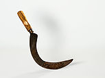 Diese Sichel zum Rübenköpfen hat die typisch gekrümmte Klingenform und einen Holzgriff.