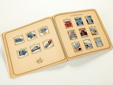 Ein aufgeschlagenes Zigarettenbild-Album der Berliner Zigarettenfabrik Garbáty von 1938 zeigt sechs Abbildungen von Kraftfahrzeugen und neun Kraftfahrzeugkühler in Frontansicht.