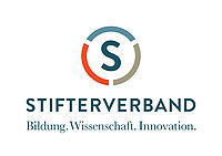 Logo des Stifterverbandes: Ein blaues S, darum herum ein Kreis in drei Fragmenten in blau, grau und rot, darunter der Schriftzug "Stifterverband. Bildung, Wissenschaft, Innovation."