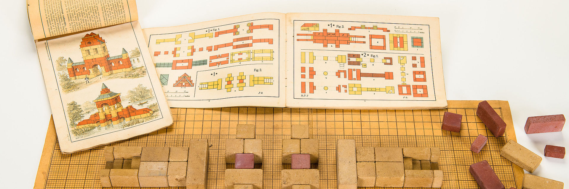 Künstlerisch gestaltete Anleitungen für das Bauen von Burgen, Türmen und Brücken, anspre-chende Deckelbilder, die typischen roten, gelben und blauen Steine und das ausgeklügelte Erwei-terungssystem machten den Anker-Steinbaukasten zu einem weltweiten Erfolgsmodell.