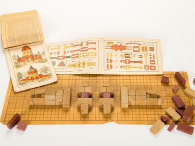 Künstlerisch gestaltete Anleitungen für das Bauen von Burgen, Türmen und Brücken, anspre-chende Deckelbilder, die typischen roten, gelben und blauen Steine und das ausgeklügelte Erwei-terungssystem machten den Anker-Steinbaukasten zu einem weltweiten Erfolgsmodell.