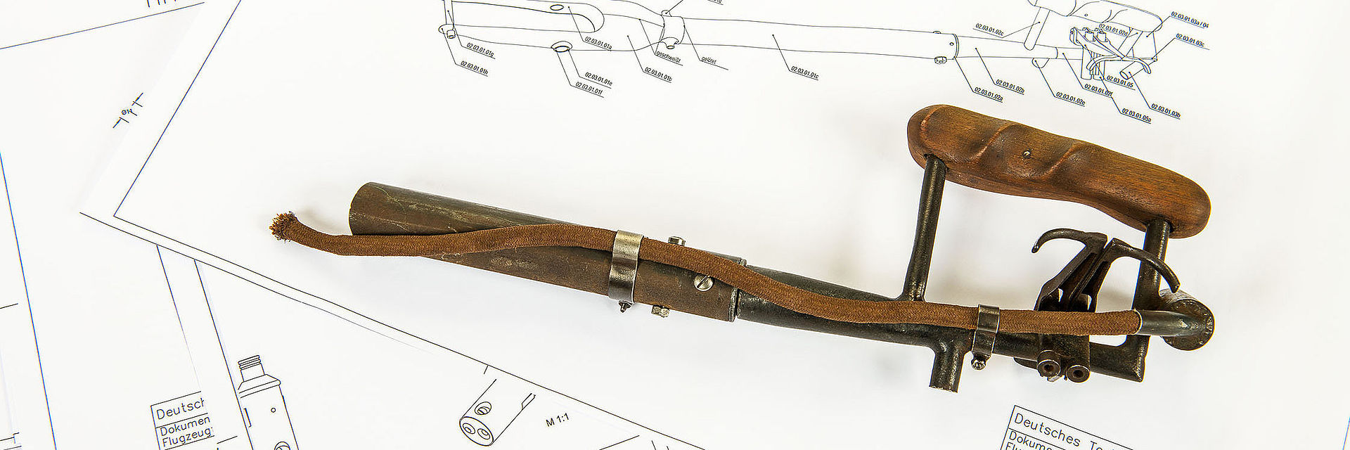 The control column of a D. VIII fighter aircraft from the Pfalz Aircraft Factory can be seen on the displayed technical drawing. The aircraft control column next to it served as the model. It was removed from the museum's D VIII aircraft for the purpose of restoration and measurement. 