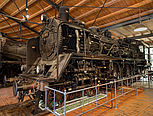 Seitenansicht einer preußische Dampflok S10, Dampfmaschine, Fahrwerk mit Rädern und Gestänge sind im Detail zu erkennen.