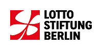 Logo der Lotto-Stiftung: "Lotto Stiftung Berlin" als schwarzer Schriftzug, links daneben ein stilisiertes Kleeblatt in weiß auf rotem Grund.