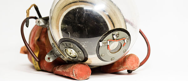 The dog suit consists of a suit that is made of thick rubber and a helmet that is a large glass sphere with two openings. 